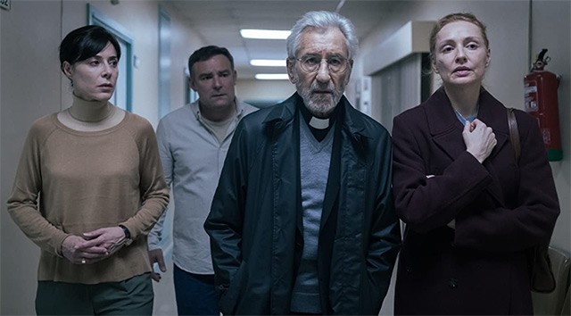 ...khiến gia đình phải mời linh mục trừ tà đến làm lễ, và mọi rắc rối bắt đầu từ đó...