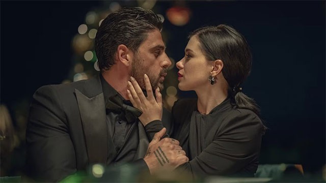 365 ngày yêu anh xoay quanh tình yêu của trùm mafia Massimo và cô nàng xinh đẹp Laura