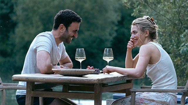 All of You kể câu chuyện về Simon và Laura, 2 người bạn thân trở thành tri kỷ