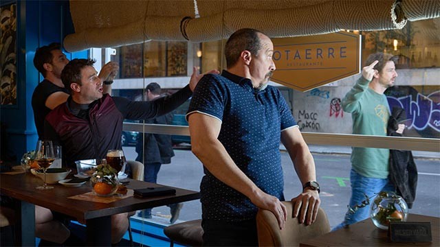 Đan xen giữa các tình huống gây cười là những bài học, câu chuyện thấm thía, đáng suy ngẫm