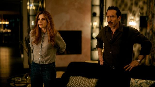 Câu chuyện bắt nguồn từ phi vụ ngoại tình của ông trùm đế chế cafe The Jackal với nữ nhà báo...