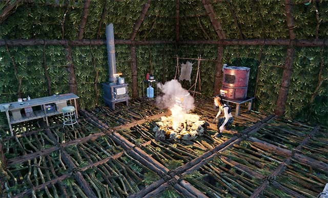 Một mình xây nhà cửa, chế tạo vũ khí và nỗ lực sống sót trước các mối đe dọa mới