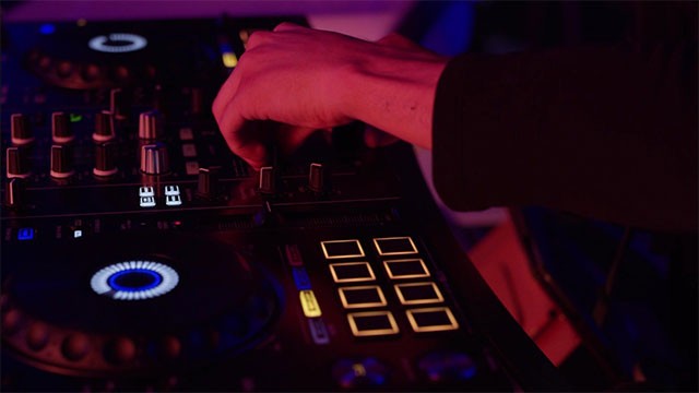 Làm thế nào để Walker cân bằng giữa công việc, tình bạn, tình yêu và cuộc sống trong game AWK?