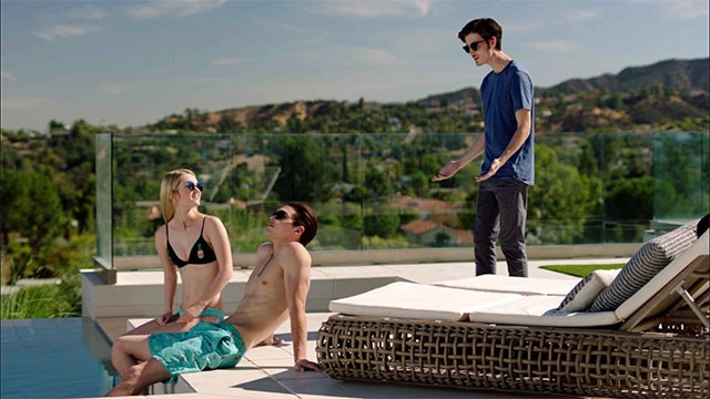 Cùng Walker trở về quê nhà, khám phá LA cùng các mối quan hệ bạn bè, tình yêu và công việc