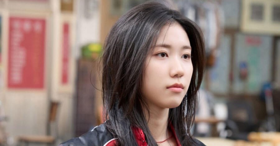 Lee Re: Nhân vật này được mô tả là người bề ngoài lạnh lùng