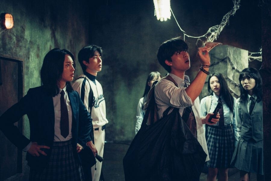 Nhóm học sinh quyết định thực hiện một video dự thi với chủ đề “gọi hồn”