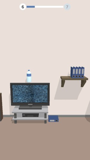 Lật chai nước trên các đồ vật khác nhau