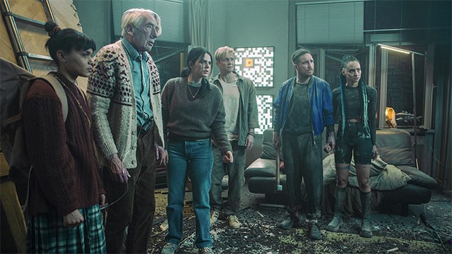 Cùng Tim, Olivia và cư dân trong tòa nhà chạy trốn khỏi chung cư bị phong tỏa