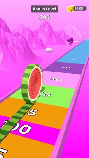 Trải cuộn giấy để đo độ dài của giấy