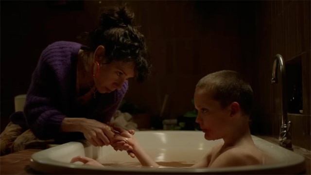 Sally Hawkins và Billy Barratt đảm nhận 2 vai chính trong phim Bring Her Back