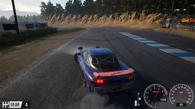 Phô diễn kỹ năng drift và tăng tốc để cán đích đầu tiên