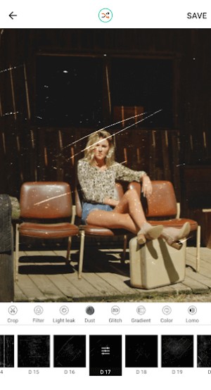 Các vết xước tạo cho bức ảnh vẻ xưa cũ