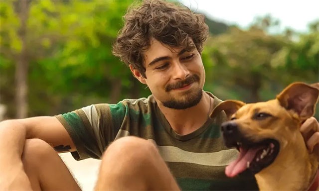 Phim Caramelo khai thác câu chuyện tình bạn giữa chàng đầu bếp trẻ bệnh tật và chú chó trung thành