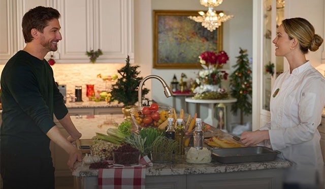 Bộ phim Catering Christmas xoay quanh câu chuyện tình yêu của cô đầu bếp Molly và cháu trai của gia tộc giàu có