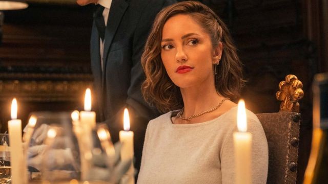 Ngôi sao Minka Kelly hóa thân thành nữ doanh nhân thành đạt trong Rắc rối sâm panh