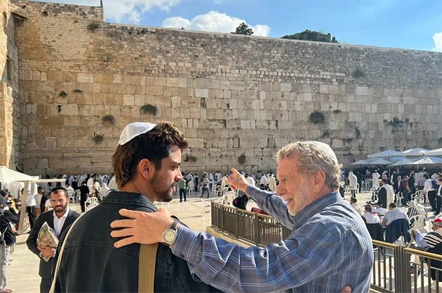 Khám phá hành trình xuyên quốc gia để tìm kiếm nguồn cội và bản sắc của những người trẻ