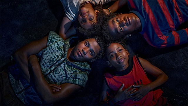 Poster phim tâm lý xã hội dựa trên sự kiện có thật - Những đứa trẻ trên bậc thềm nhà thờ