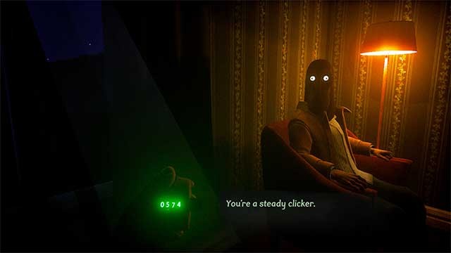 Bấm vào máy đếm cầm tay để làm hài lòng người đàn ông đeo mặt nạ