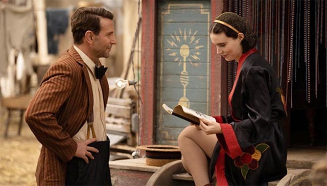 Phim Nightmare Alley được chăm chút tới từng khung hình