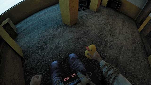 Tìm cách thoát khỏi tòa nhà bỏ hoang trong khi bị trói vào ghế xoay