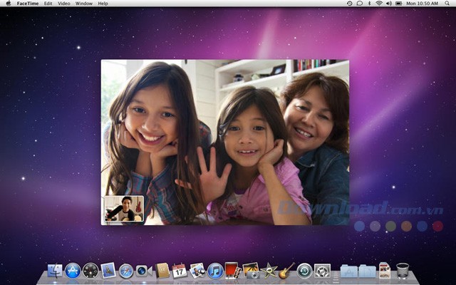 Cả nhà tụ tập trò chuyện trước FaceTime