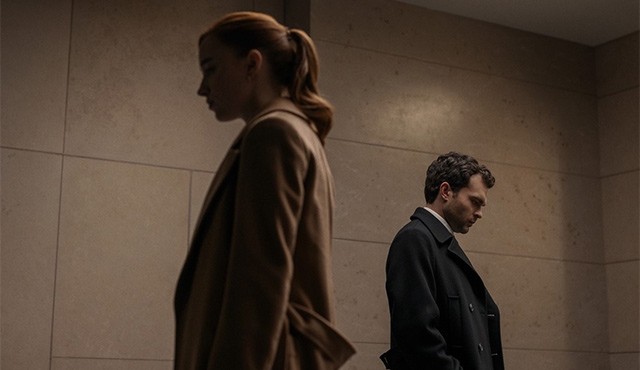 ... với những sóng gió ập đến khi 1 trong 2 người được thăng chức còn người kia thì không