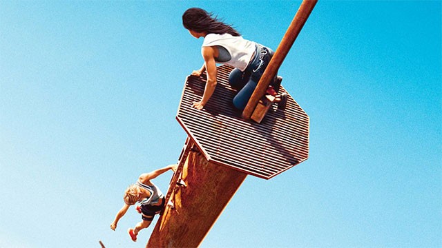 Sóng gió bắt đầu ập đến khi chiếc thang leo tuột ốc và rơi xuống