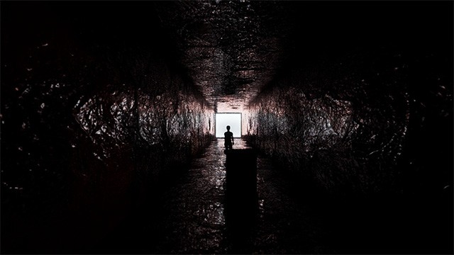 Khám phá mọi căn phòng và ngóc ngách trong biệt thự ma để tìm chìa khóa