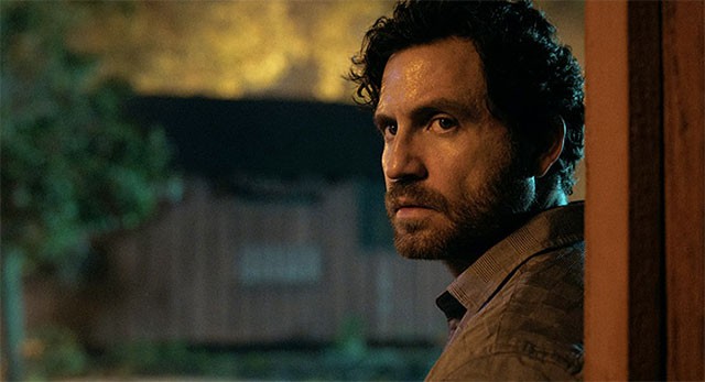 Édgar Ramírez trong vai Mike Valentine, cựu cảnh sát đang ngập trong nợ nần và ghét bỏ