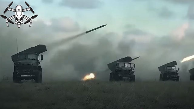 Điều khiển drone hiện đại chống lại xe tăng, pháo binh, bộ binh... trên mặt đất
