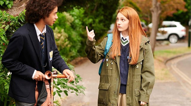 Geek Girl xoay quanh cô bé Harriet vụng về nhưng luôn khát khao hòa nhập cộng đồng