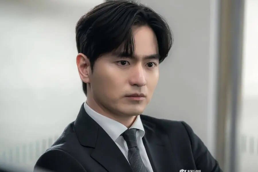 Lee Jin Wook vai luật sư Yoon Seok Hoon