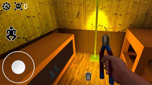 Lùng sục mọi ngóc ngách trong căn nhà để tìm kiếm vũ khí tự vệ