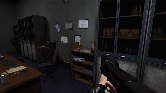 Một người vào vai quái vật và cố gắng trốn thoát...