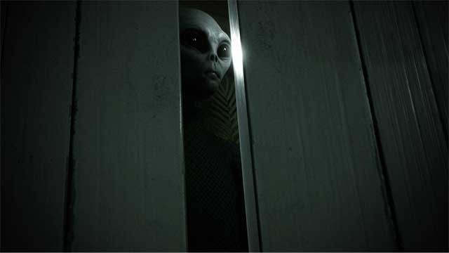 Cố gắng chiến đấu, trốn hoặc chạy để tránh bị Alien bắt cóc