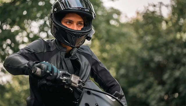 Cùng thần đồng tốc độ đã giải nghệ, Soélie, vượt lên nỗi sợ hãi của bản thân để trở lại với moto.