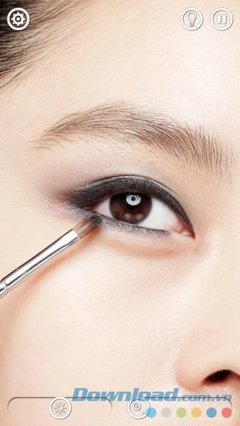 Sử dụng gương để trang điểm