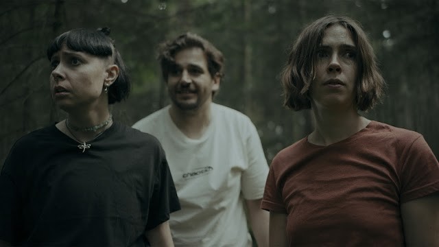 Các diễn viên thật, biểu cảm chân thực, dàn dựng điện ảnh