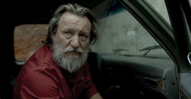 Đồi chó săn xoay quanh 3 cuộc chiến của 3 con người chống lại kẻ tống tiền, nạn tham nhũng và quá khứ bí ẩn