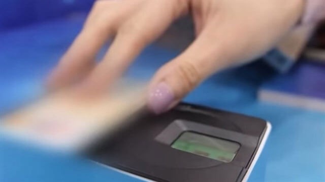 Đưa thẻ CCCD vào khe thẻ