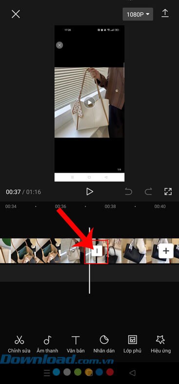 Ấn vào hình chữ nhật nhỏ ở phần ngăn cách 2 video