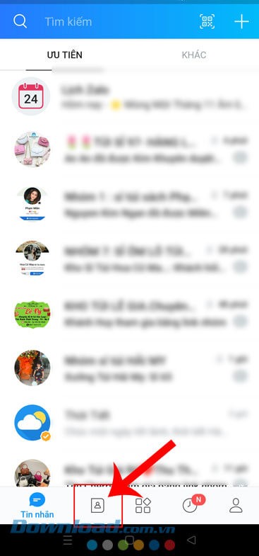 Ấn vào mục Danh bạ