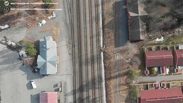 Quá trình khám phá của bạn thỉnh thoảng sẽ gặp trở ngại - nhà cửa, lan can, cây cối,...