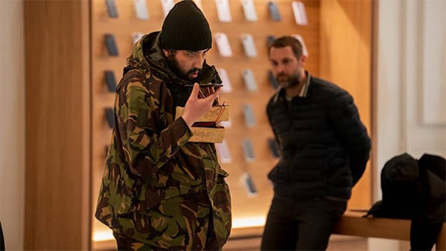 Người đàn ông có súng và thuốc nổ đã tấn công Apple Store và bắt giữ một người làm con tin