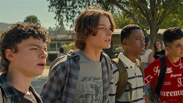 Bộ phim Lứa mới xoay quanh câu chuyện của nhóm 4 học sinh nam tại trường cấp 3