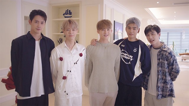 Quản lý nhóm nhạc mỹ nam và tìm kiếm tình yêu đích thực với một trong 5 chàng trai