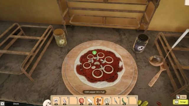 Làm bánh pizza theo quy trình, từ cán bột đến sơ chế nguyên liệu, phết xốt và phủ topping