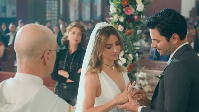 Khám phá câu chuyện của Alice và 2 người chồng trong 2 cuộc hôn nhân song song