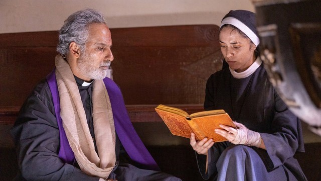 ... với sự giúp sức của Cha Victor và cánh tay phải của ông ấy