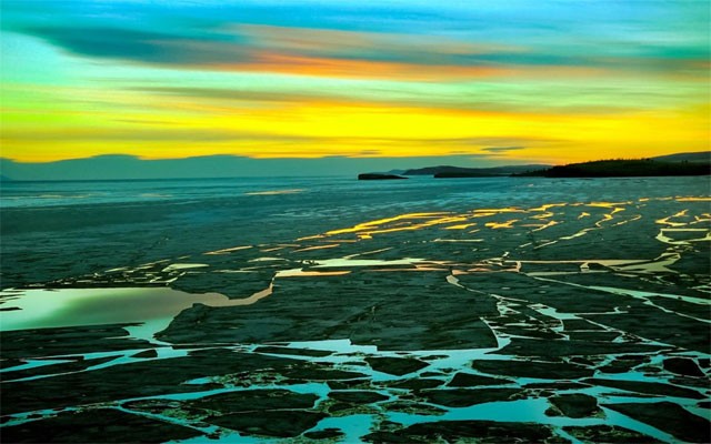 Lake Baikal là bộ hình nền hồ Bai-can chất lượng HD cho Windows 10